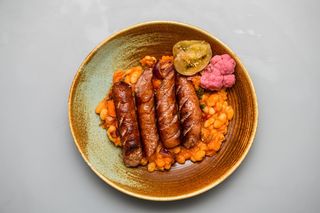 Iahnie de fasole cu cârnaţi ţărăneşti şi murături