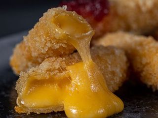 Сирні палички з соусом журавлини