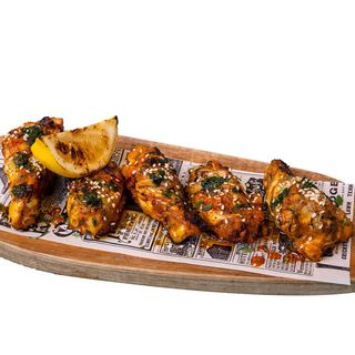 Alitas de pollo a la brasa marinadas a la oriental