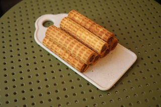 Трубочка з білим згущеним молоком