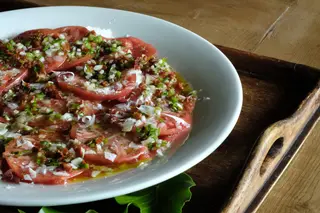Ensalada de carpaccio de tomate rosa