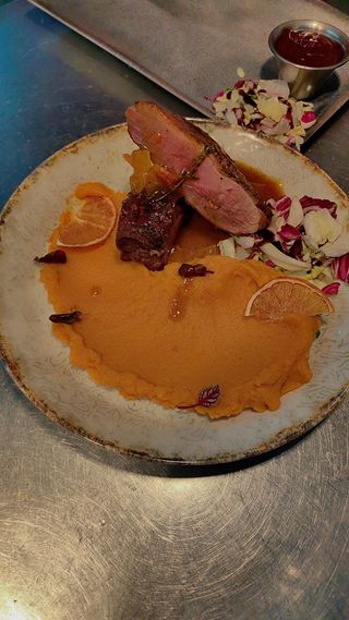 Piept de rață cu piure de cartofi dulci și sos de portocale