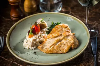 Piept de pui la grătar cu salată de măr și țelină