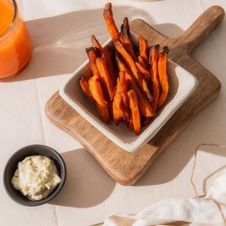 Chips de boniato con mayonesa de albahaca