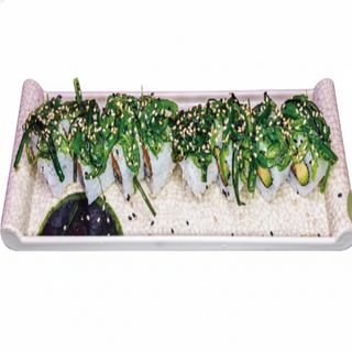 65. Maki de salmón con aguacate y alga (8 uds.)