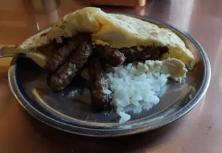 Ćevapi sa prilogom