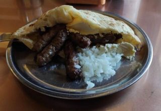 Ćevapi sa prilogom