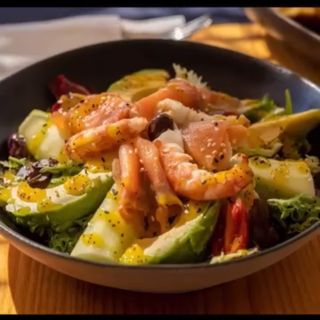 Ensalada de Aguacate con langostinos 