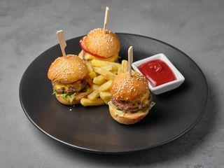 Міні-бургери з телятиною та картоплею фрі (350g)