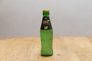 Acqua lemon soda in vetro