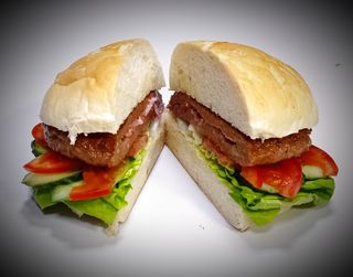 Punjena juneća pljeskavica DIMLJENOM SUVOM PEČENICOM I KAJMAKOM