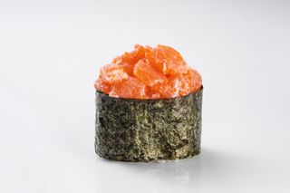 Гункан з лососем