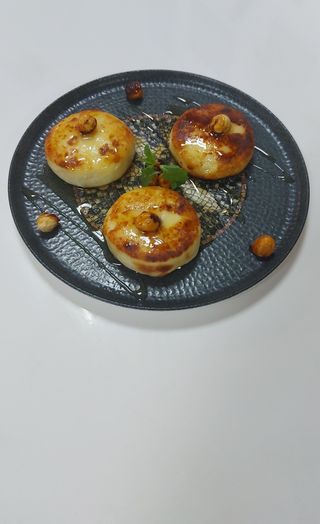 Cheese pie with honey and with caramelized nuts