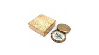 Kompas magnetyczny w drewnianym pudełku