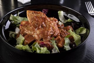 Piept de curcan cu sos picant de hribi și mămăligă cu parmezan