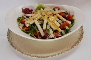 Lisnata salata s dimljenim tofu sirom i cherry rajčicom