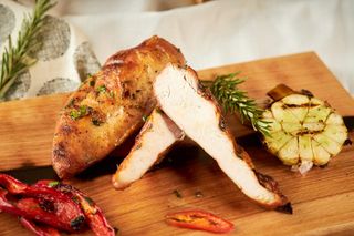 Piept de pui cu garnitura si salata de varza