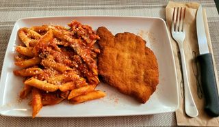 Snitel de pui cu garnitura de pene milaneze 300gr