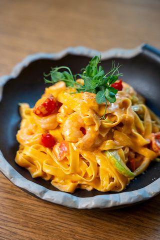 Tagliatelle cu creveți și dovlecel cu sos roze