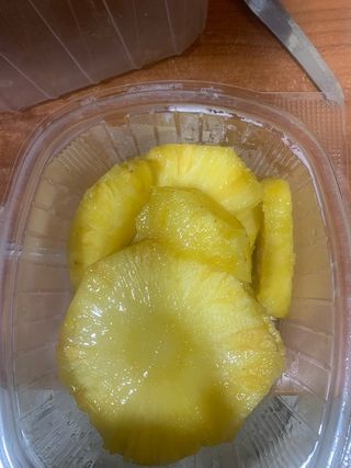 Ananas in vaschetta tagliata