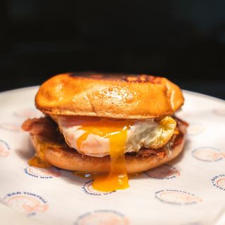 Mollete lomo, jamón ibérico, queso, huevo, pimiento verde y chimichurri