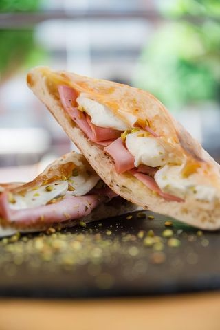 Sándwich De Mortadela Al Pistacho