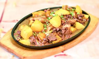 Zapečena teletina na hrskavom krompiru 