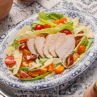Салат Цезарь с курицей / Salată Caesar cu pui