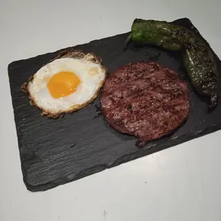 Hamburguesa (150 G.) A La Brasa Con Pimiento Y Huevo 