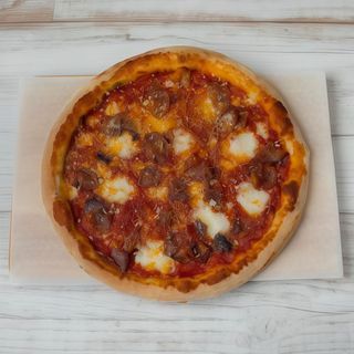 Pizza guanciale (tocino romano), tomate y pecorino