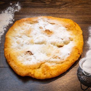 Langoš sa šećerom u prahu