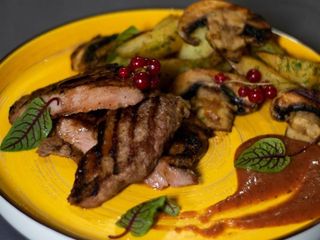 Стейк свинини з картоплею (180/180/50g)