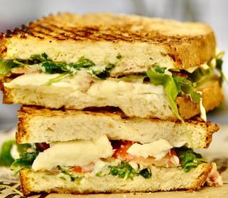 Toast porchetta, provola e insalata