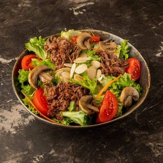 Великий теплий салат з яловичиною та грибами