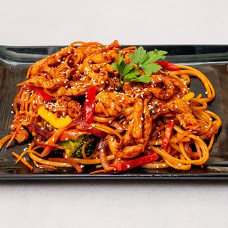 Smażony Makaron z Kurczakiem