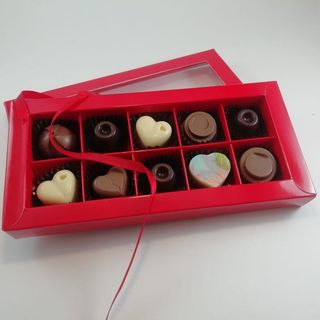 Cutie rosie cu fereastra 10 praline asortate