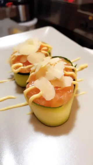69  Gunkan salmone mandorle - 2 pezzi