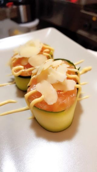 69  Gunkan salmone mandorle - 2 pezzi