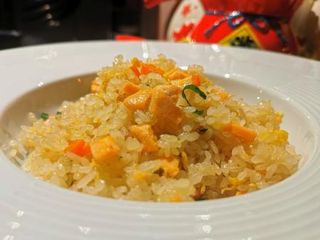 Riso saltato con salmone e verdure