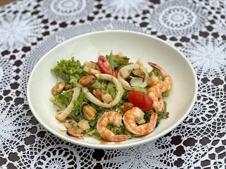Теплий салат з морепродуктами
