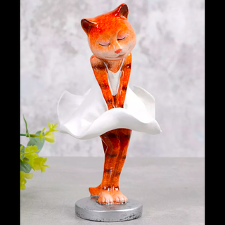 Figurka kot dama w bieli