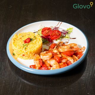 Piept de pui cu creveti, sos chilli si orez cu  legume