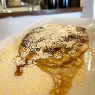 Queso Ahumado a la Plancha con Miel, Gofio y Frutos Secos