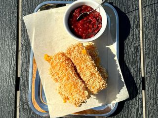 Чеддер фрі з Брусничним соусом (250г)