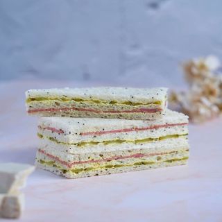 Pastrami a la mostaza y pepinillos