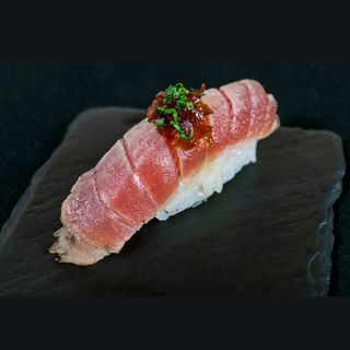 Nigiri Maguro Tataki (1 Pza.)