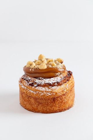 Roulé De Praliné De Avellana Con Caramelo Casero Salado 