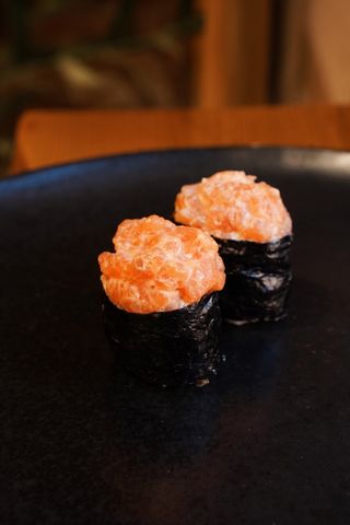 Спайсі гункан лосось 2 шт