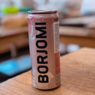 Napój gazowany„Borjomi"  o smaku poziomki z dodatkiem ekstraktu z bylicy