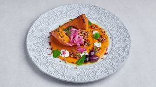 Pieczona dynia z migdałowym sosem romesco